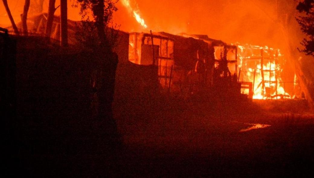 Νέοι εμπρησμοί στη Μόρια – Δύο αρματαγωγά στη Λέσβο για να φιλοξενήσουν αλλοδαπούς